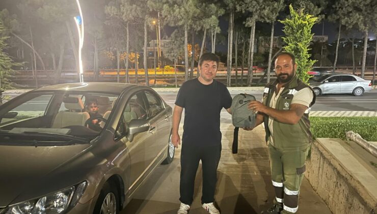 Gebze’de temizlik işçisi Mehmet Çelik, 400 bin TL’lik çantayı polise teslim etti