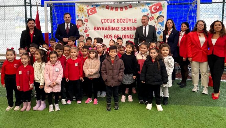 Gelibolu’da öğrenciler Cumhuriyet Bayramı etkinliklerinde bayrak sevgisini sergiledi