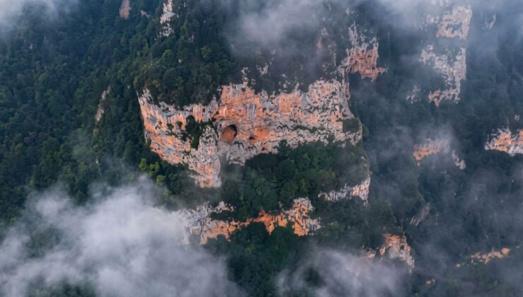 Giresun Keşap’ta Türkiye haritasını andıran Şahan Kayası dronla görüntülendi
