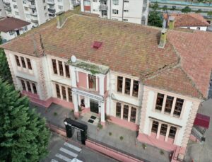 Giresun’da 113 yıllık Mehmet Akif Ersoy Ortaokulu tarihi binada eğitim veriyor