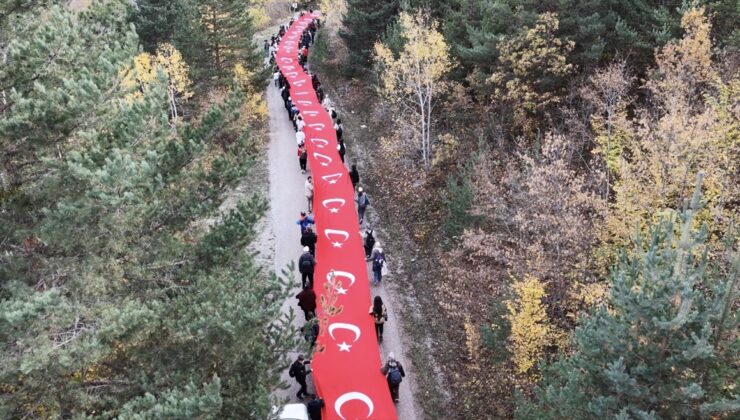 Gümüşhane’de 300 doğasever Cumhuriyet’in 103. yılı için 100 metrelik bayrakla yürüdü