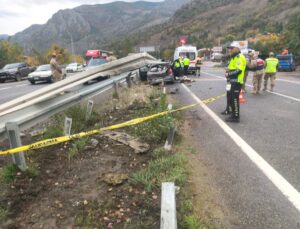Gümüşhane’de bariyere çarpan otomobilde Gündoğdu Bodur öldü, 1’i çocuk 4 kişi yaralandı