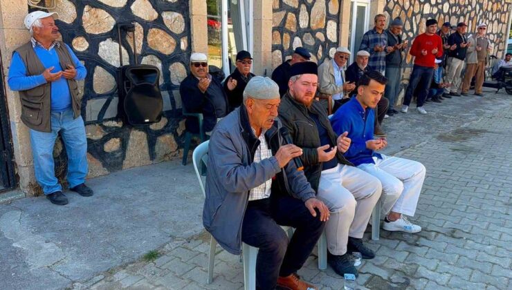 Gurbetçi Mutlu Kaymak, Afyonkarahisar Bolvadin’de vefat edenler için mevlit verdi