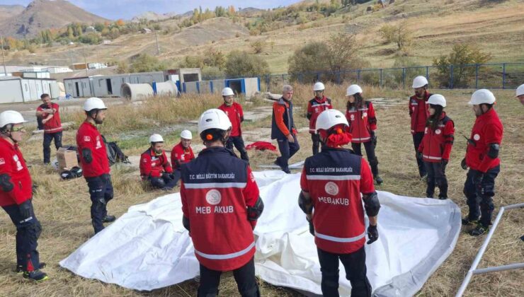 Hakkari AFAD, MEB AKUB ekibine afetlerde acil barınma eğitimi verdi