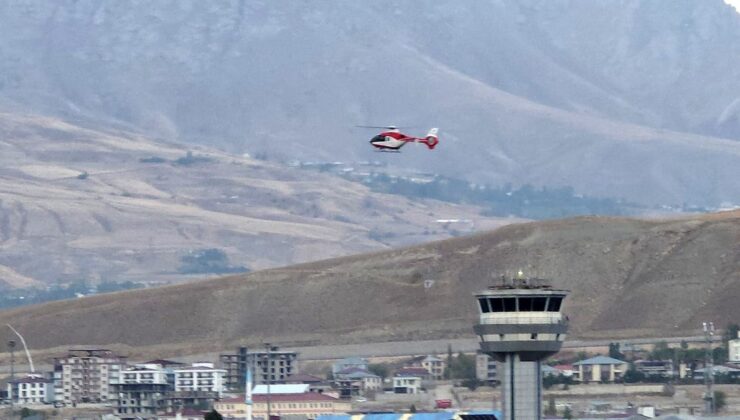 Hakkari Derecik’te entübe 3 yaşındaki çocuk helikopter ambulansla Van’a sevk edildi.
