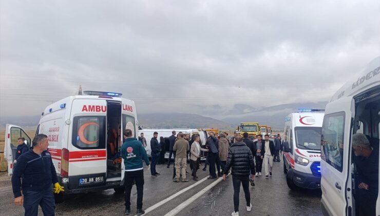Hakkari Yüksekova’da devrilen öğrenci servisinde 14 kişi yaralandı