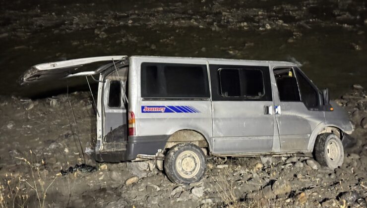 Hakkari’de düzensiz göçmen taşıyan minibüs şarampole devrildi, 24 kişi yaralandı