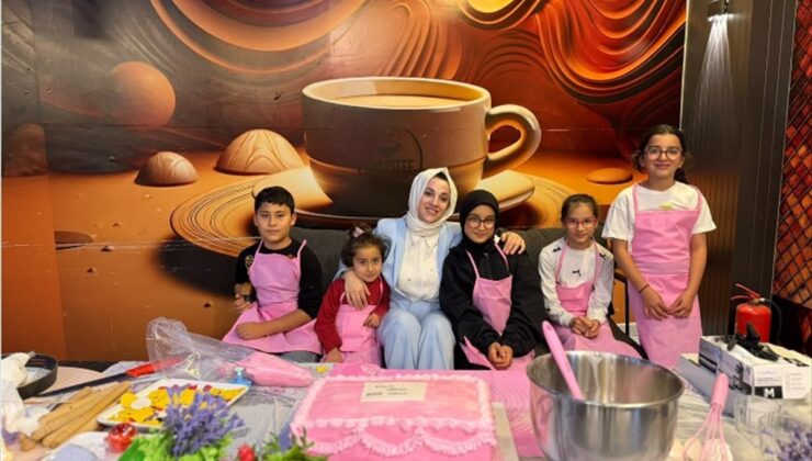Hakkari’de İyilik Var Platformu etkinliğinde çocuklar kendi pastalarını hazırladı