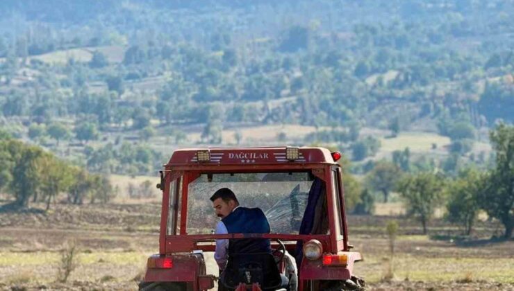 Hamamözü Kaymakamı, ilçede çiftçinin traktörüyle tarla sürdü