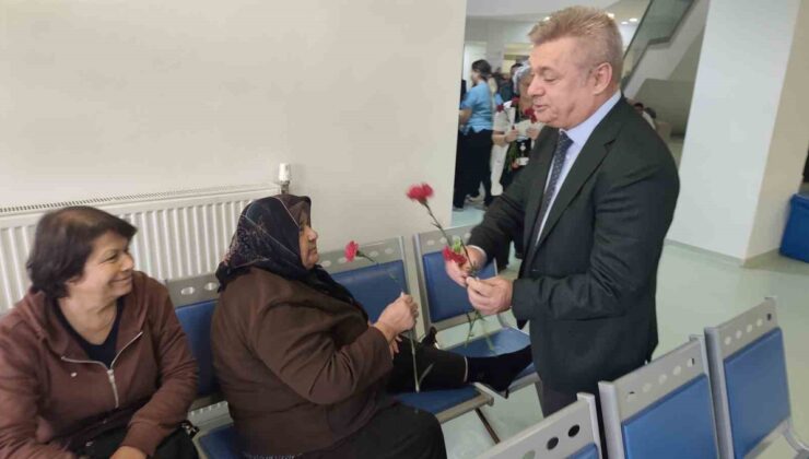 Hasta Hakları Günü’nde Hafsa Sultan Hastanesi’nde hastalara karanfil dağıtıldı