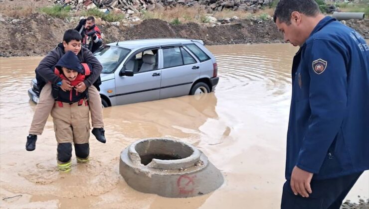 Hatay Antakya’da sağanak hayatı aksattı, mahsur kalan baba ve oğlu kurtarıldı