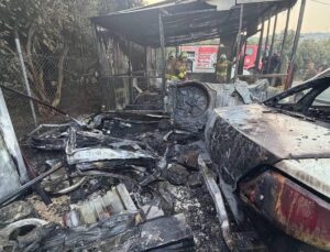 Hatay Samandağ’da oto galeri bahçesindeki kulübe yangını 3 araca sıçradı, söndürüldü