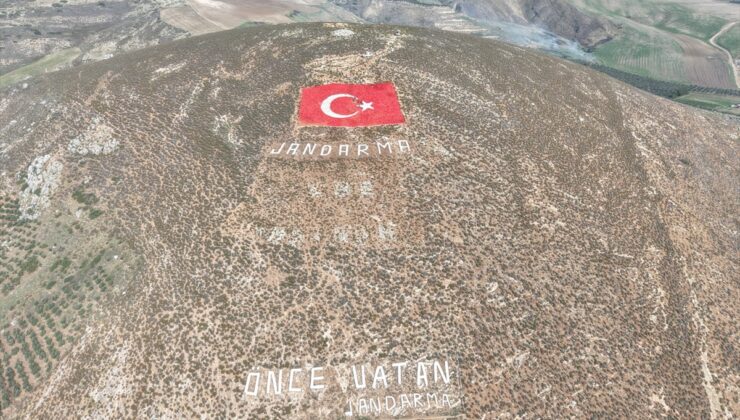 Hatay’da 29 Ekim kapsamında 1500 metrekarelik Türk bayrağı 1250 kilo boyayla boyandı