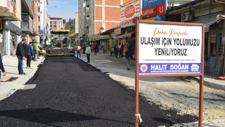Havza’da belediye ekipleri sıcak asfalt çalışması yapıyor