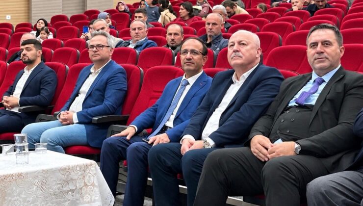 Hayrabolu’da düzenlenen konferansta Doç. Dr. Temel Kaçır güzel ahlakı anlattı