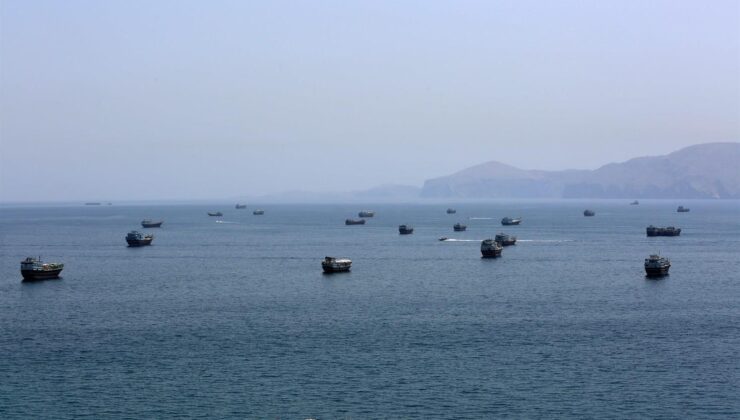 Hürmüz Boğazı’nda iki süper tanker mayına çarpıp patladı! Gemiler hareket edemiyor