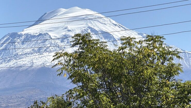 Iğdır’da kar yağışıyla 5 bin 137 metrelik Ağrı Dağı’nın büyük bölümü karla kaplandı