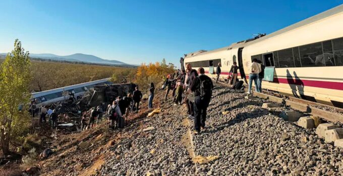 İspanya’nın Toledo bölgesinde iki yüksek hızlı tren çarpıştı, en az 30 kişi öldü