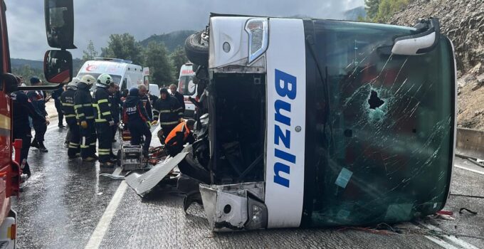 Isparta-Antalya kara yolunda yolcu otobüsü devrildi: Ölü ve yaralılar var
