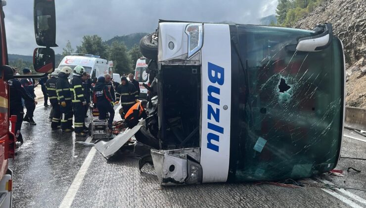 Isparta-Antalya kara yolunda yolcu otobüsü devrildi: Ölü ve yaralılar var