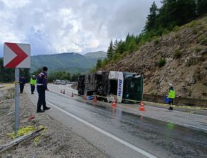 Isparta-Antalya yolunda devrilen otobüste yedek şoför öldü, 8 kişi yaralandı