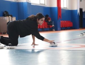Isparta’da Floor Curling Turnuvası 50 ortaokul öğrencisinin katılımıyla başladı