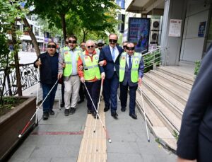Isparta’da görme engelliler için farkındalık programında beyaz bastonla yüründü