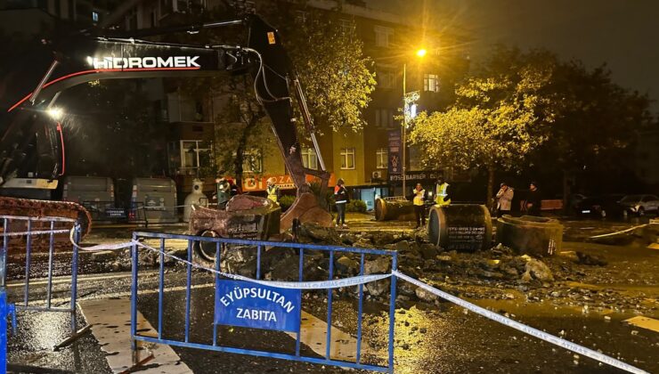 İstanbul Eyüpsultan’da yağışta çöken yolda ekipler güvenlik önlemi aldı