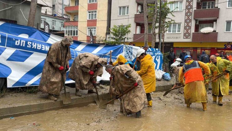 İstanbul Sarıyer Ayazağa’da sel temizliğine 300 jandarma personeli destek verdi