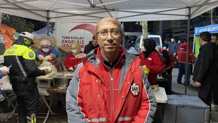 İstanbul Sarıyer’de afetzedelere Türk Kızılay’ın yemek dağıtımı sürüyor