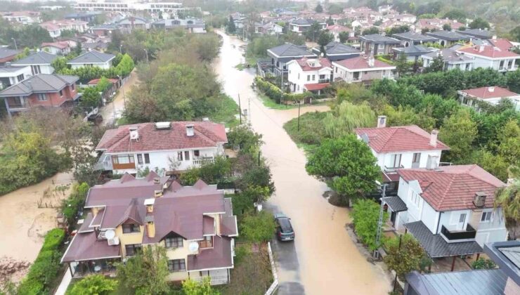 İstanbul Şile’de sağanak sonrası su baskınında sokaklar araç boyuna kadar suyla doldu