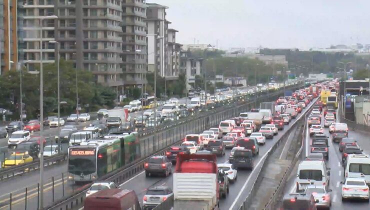 İstanbul’da akşam saatlerinde trafik yoğunluğu yağışla yüzde 89’a ulaştı