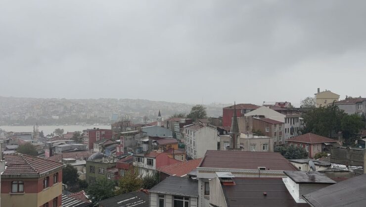 İstanbul’da sağanak etkisini artırırken kara bulutlar gündüzü kararttı
