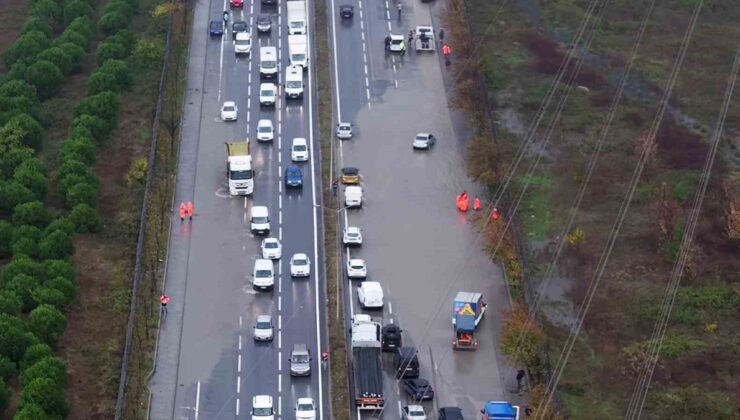 İstanbul’da sağanak, Mahmutbey-Habipler yolunda trafiği durma noktasına getirdi