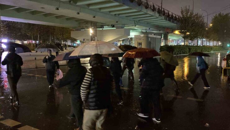 İstanbul’da sağanak sabah saatlerinde etkili oldu, işe gidenler zorlandı