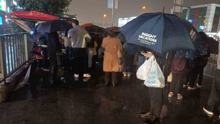 İstanbul’da sağanak trafiği kilitledi, Zincirlikuyu metrobüs durağında yoğunluk var