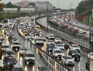 İstanbul’da yağmurun da etkisiyle trafik yoğunluğu yüzde 80’e çıktı