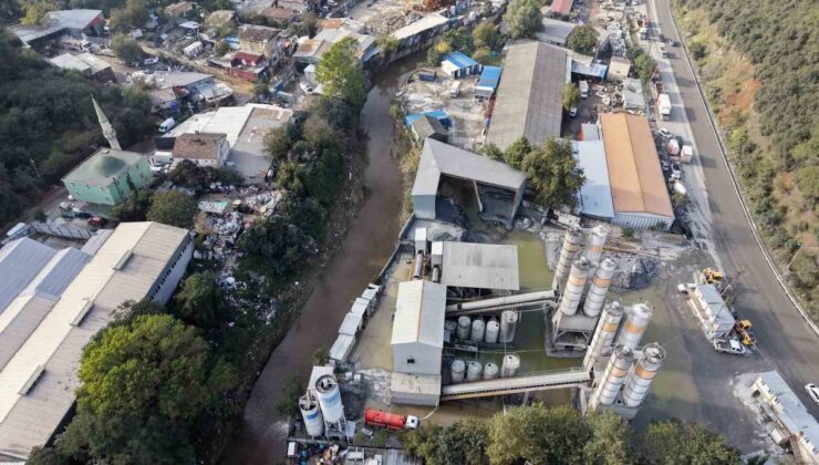 İstanbul’daki selde 15 milyon liralık zarar! Esnaf, TV8 binasının olduğu bölgede dere yatağının daraltıldığını öne sürdü