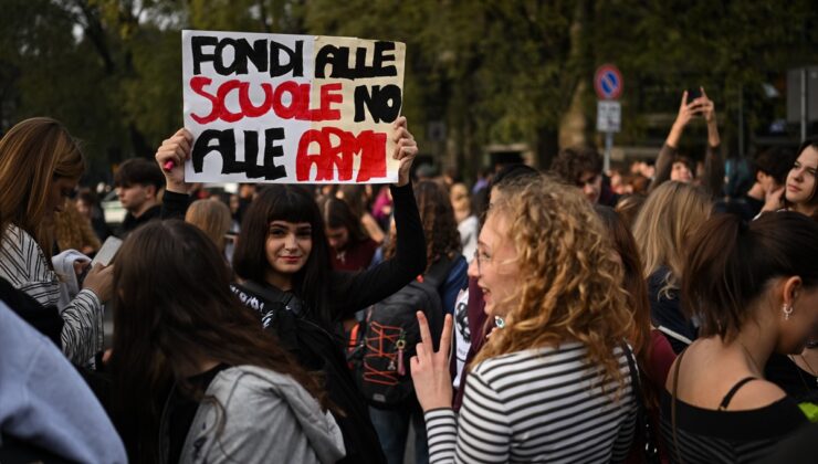 İtalya’da öğrenciler eğitim politikalarını protesto etti, Roma ve Torino’da olay çıktı