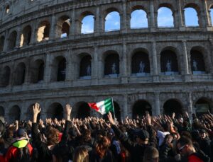 İtalya’da yaşam maliyeti ve silahlanma protestosunda Roma’da polis tazyikli su sıktı