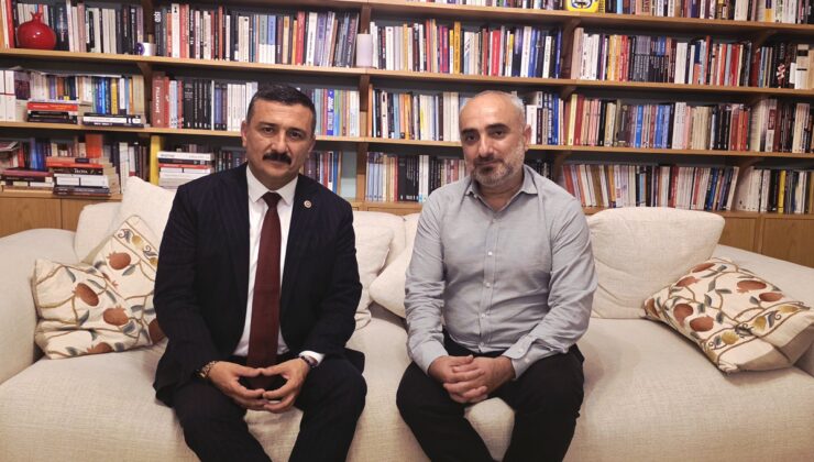 İYİ Parti vekili Türkoğlu, elektronik kelepçeli gazeteci Saymaz’ı evinde ziyaret etti