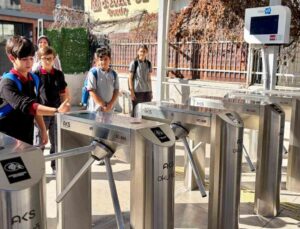 İzmir Karşıyaka’da bir ortaokula kameralı turnike kuruldu, veliler anlık izliyor