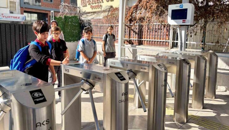 İzmir Karşıyaka’da bir ortaokula kameralı turnike kuruldu, veliler anlık izliyor