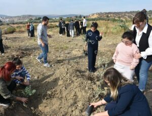 İzmir Menemen’de mesleki eğitim öğrencileri özel eğitim öğrencileriyle fidan dikti