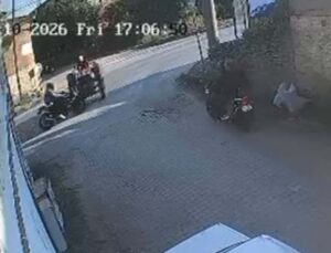 İzmir Ödemiş’te traktöre çarpan motosiklet durağa da çarptı, sürücü ağır yaralandı