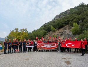 İzmir’de Cumhuriyet Bayramı yürüyüşüne AFAD ve adliye personeli de katıldı