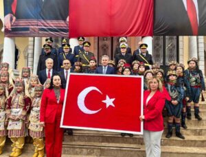 İzmir’de dokunan Türk bayrağı, Cumhuriyet’in 103. yılında Vali Elban’a teslim edildi