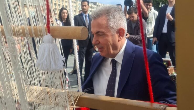 İzmir’de Türk bayrağı dokuma etkinliği başladı, ilk ilmeği İzmir Valisi Elban attı