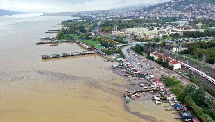 İzmit Körfezi ile Zonguldak limanında deniz, sağanak sonrası kahverengiye büründü