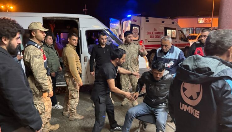 Jandarmadan kaçan göçmen minibüsü Hakkari’de dereye yuvarlandı, 20 kişi yaralandı